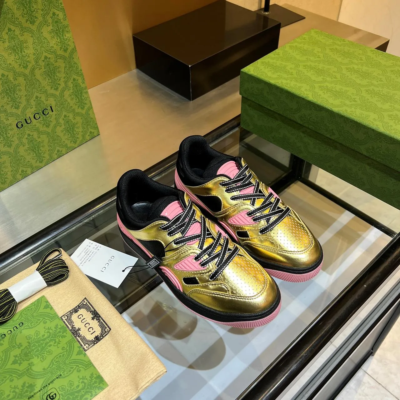 👟👟Ex-factory price 600👟👟 Men's size +10 high version, the top version of 2022 Gucci low-top sneakers! The new colors are reproduced one to one. New style for early spring, creating a perfect style💣💣💣street style🔥🔥🔥cool and trendy C-level fashionable outfit with a retro and futuristic feel🌹🌹🌹classic boot shape + British color-blocking design, super eye-catching. Various leather splicing, original reverse mold last type, imported high-end knitting needles showing exquisite texture! Open mold to customize high-density TPU outsole. 15 colors come out first. Size: Female 35-41 Male 39-46
